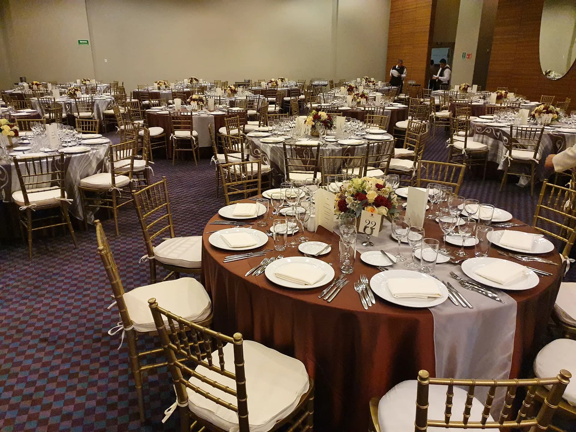 Diseño floral elegante con flores frescas en mesa de gala